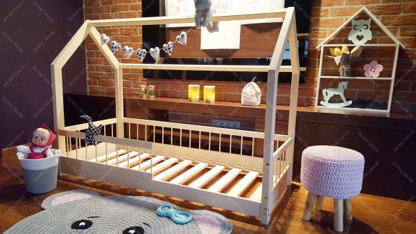 Łóżko domek z barierkami Lisa w stylu skandynawskim