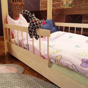 Łóżko domek z barierkami Lisa w stylu skandynawskim
