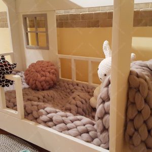 Łóżko domek z barierkami Aster w stylu skandynawskim